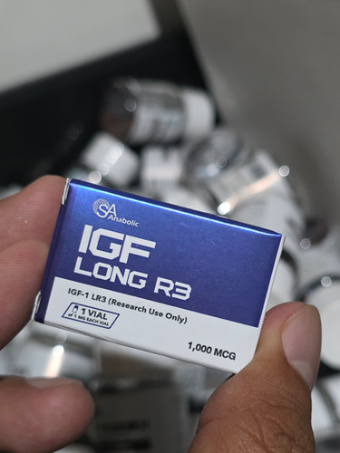 ภาพถ่ายกล่องสีน้ำเงินและขาว SA Anabolic ชื่อ IGF LONG R3 และ IGF-1 LR3