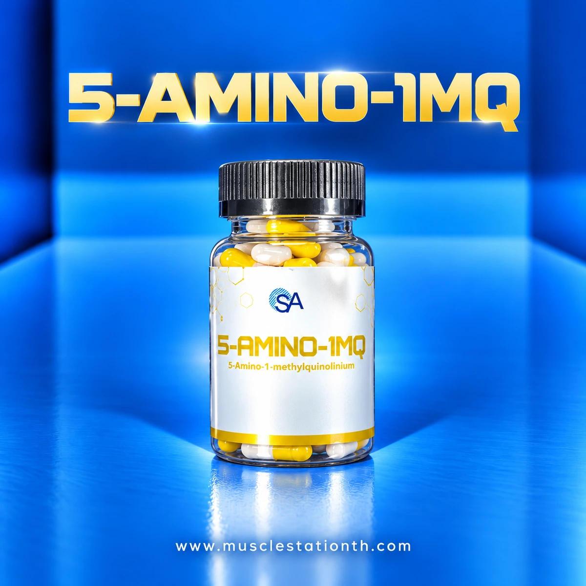 ขวดแคปซูลสีเหลืองและขาวที่มีฉลาก 5-AMINO-1MQ บนพื้นหลังสีน้ำเงิน